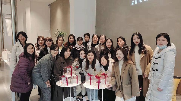 巧手做烘焙，，，，甜蜜好时光——地产集团工会举行妇女节主题烘焙运动